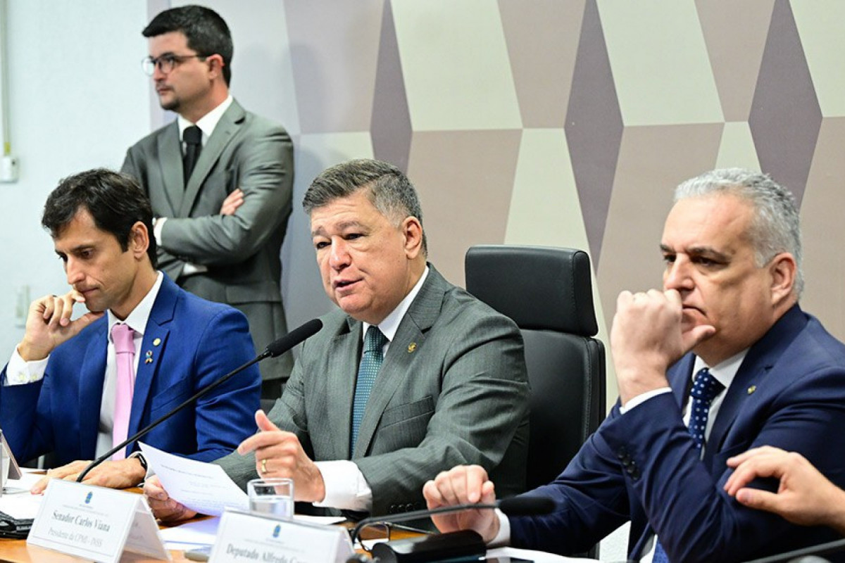 O comando da CPMI ficou com o senador Carlos Viana (Podemos-MG) (no centro da foto) (Geraldo Magela/Agência Senado) O comando da CPMI ficou com o senador Carlos Viana (Podemos-MG) (no centro da foto)/Geraldo Magela/Agência Senado