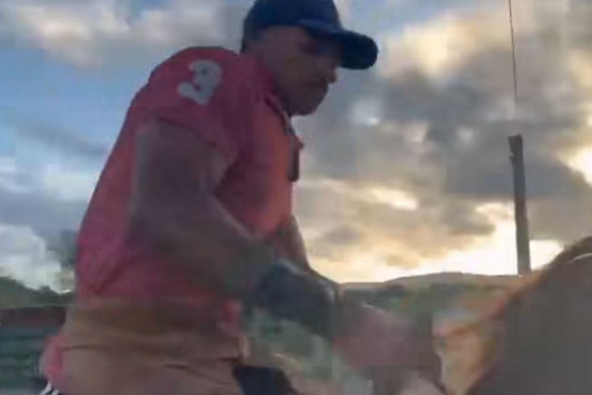 Vaqueiro caiu e foi pisoteado por cavalo em treino em Panelas (Foto: Reprodução/Instagram)