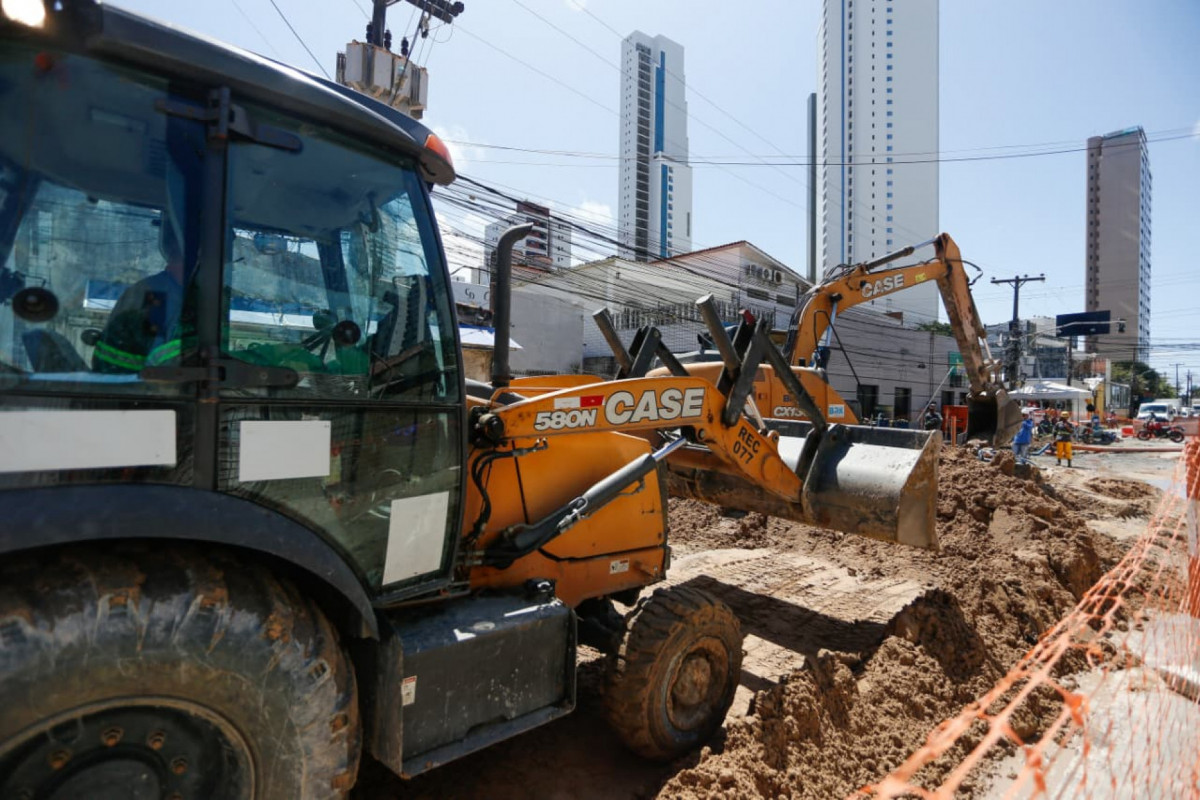 Obras de implantação de esgoto na Rua Pereira da Costa, no bairro do Pina (Foto: Compesa)