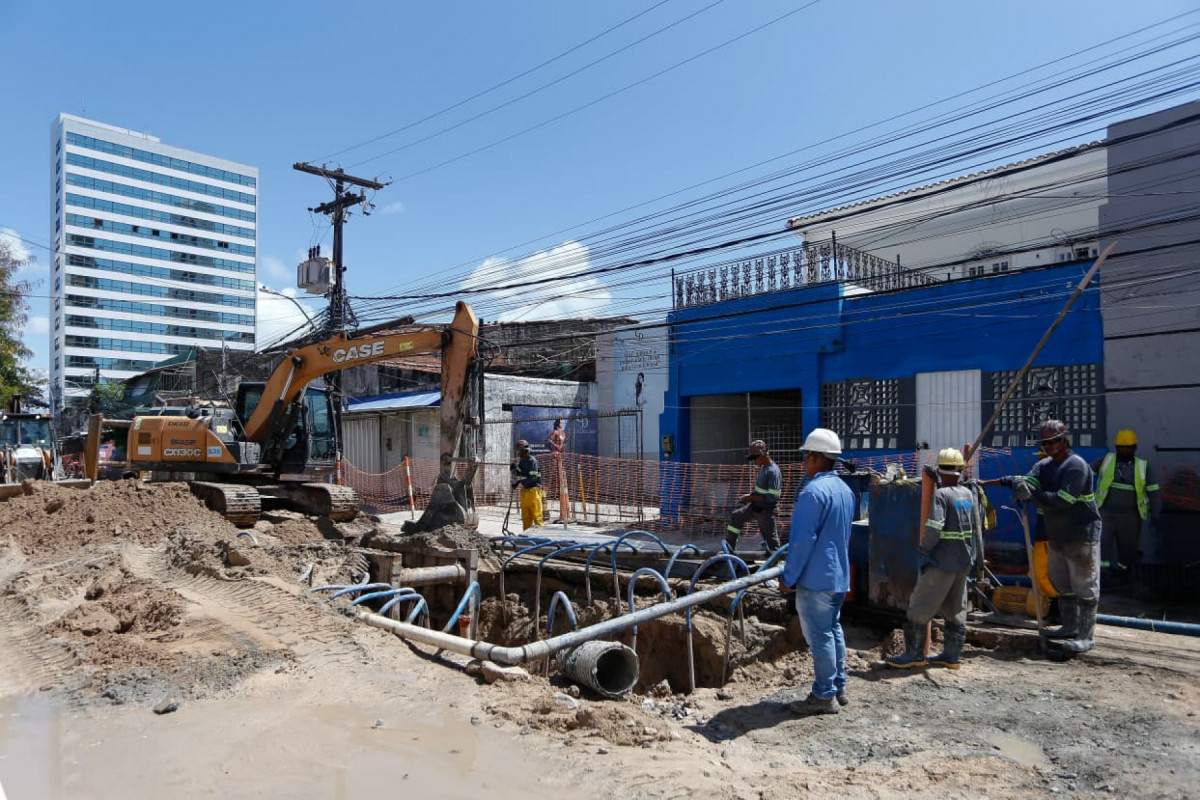 Obras de implantação de esgoto na Rua Pereira da Costa, no bairro do Pina (Foto: Compesa)