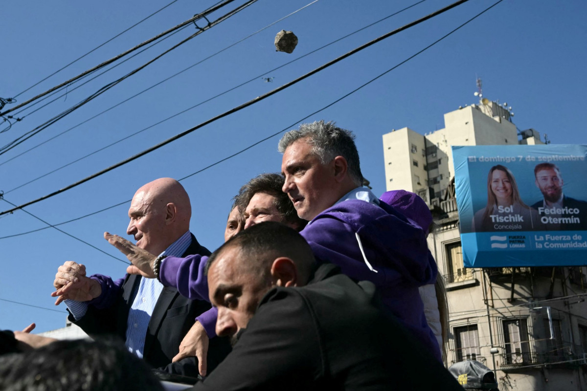 Milei durante carreata em Lomas de Zamora, município da região metropolitana de Buenos Aires (JUAN MABROMATA / AFP) Milei durante carreata em Lomas de Zamora, município da região metropolitana de Buenos Aires/JUAN MABROMATA / AFP