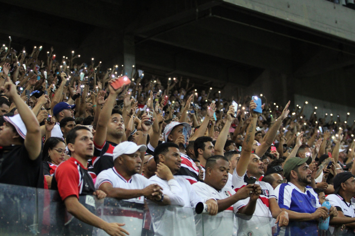 Torcida do Santa Cruz na Arena Pernambuco (Evelyn Victoria/SCFC) Torcida do Santa Cruz na Arena Pernambuco/Evelyn Victoria/SCFC
