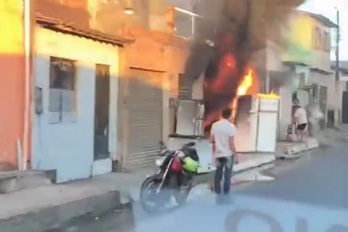 Incêndio atinge estabelecimento comercial em Paulista /Reprodução/Redes sociais