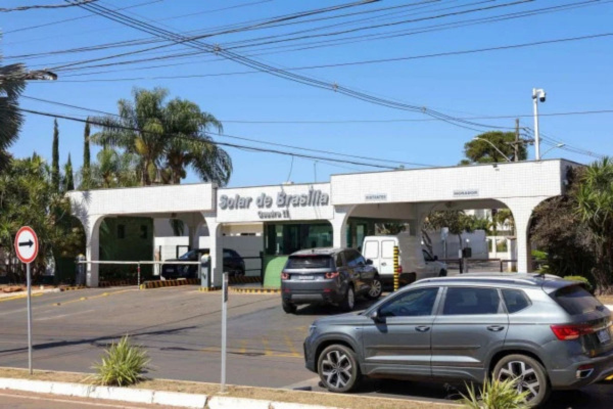 Decisão de Moraes é para que os policiais penais não constranjam o ex-presidente nem incomodem a vizinhança ((foto: Fabio Rodrigues-Pozzebom/Agência Brasil)) Decisão de Moraes é para que os policiais penais não constranjam o ex-presidente nem incomodem a vizinhança /(foto: Fabio Rodrigues-Pozzebom/Agência Brasil)
