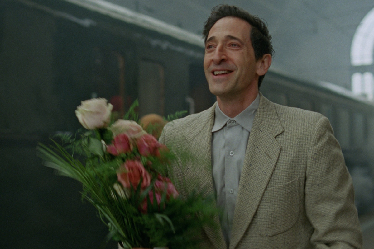 Adrien Brody interpreta arquiteto imigrante que tenta comandar grande empreendimento à mando de um magnata/Universal/Divulgação