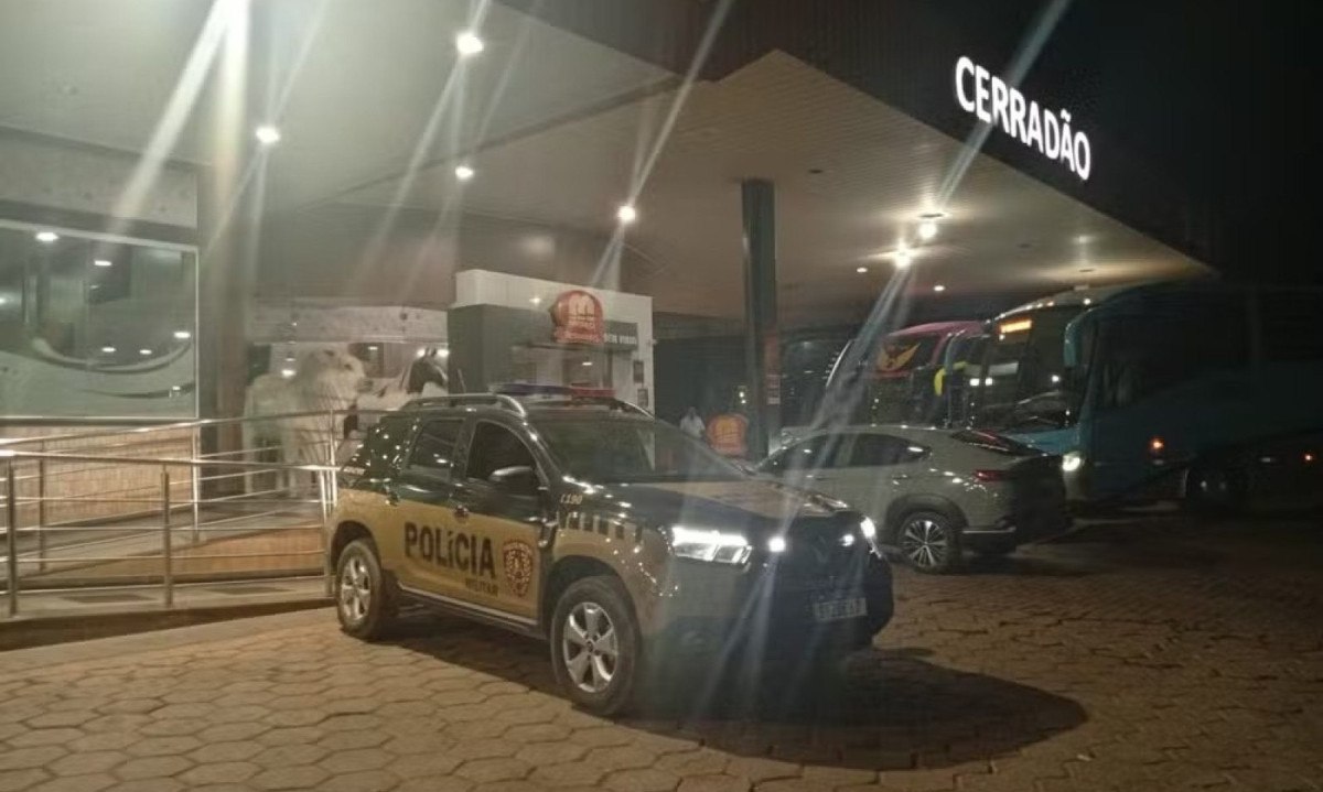 Uma equipe da Polícia Militar patrulhava um posto de combustível quando foi abordada pela vítima
(Divulgação/PMMG) Uma equipe da Polícia Militar patrulhava um posto de combustível quando foi abordada pela vítima
/Divulgação/PMMG