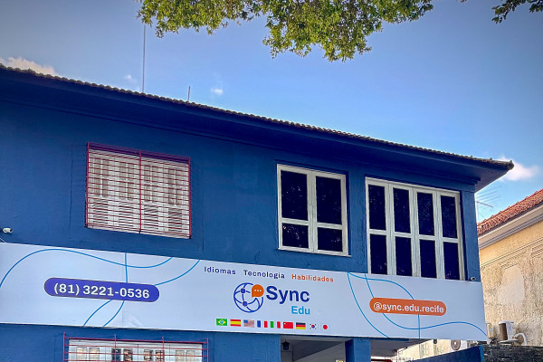 A instituição oferece cursos de inglês, espanhol, alemão, francês, italiano e japonês e um curso de robótica desplugada, prometendo novos programas até o fim de 2025 (Divulgação/Sync Edu) A instituição oferece cursos de inglês, espanhol, alemão, francês, italiano e japonês e um curso de robótica desplugada, prometendo novos programas até o fim de 2025/Divulgação/Sync Edu
