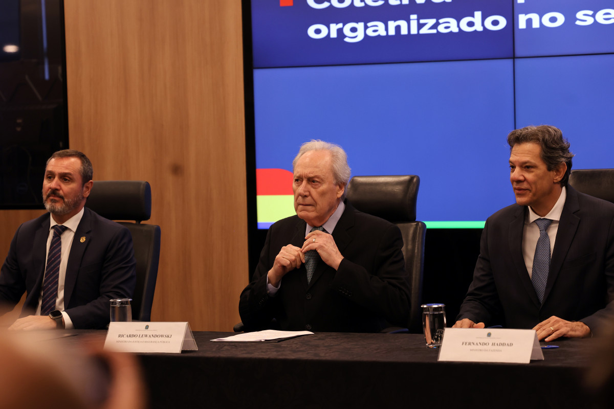 O diretor-geral da Polícia Federal, Andrei Rodrigues e os ministros da Justiça e Segurança Pública, Ricardo Lewandowski, e da Fazenda, Fernando Haddad, durante entrevista coletiva para detalhar duas operações da Polícia Federal para combater a atuação do crime organizado no setor de combustíveis./ José Cruz/Agência Brasil