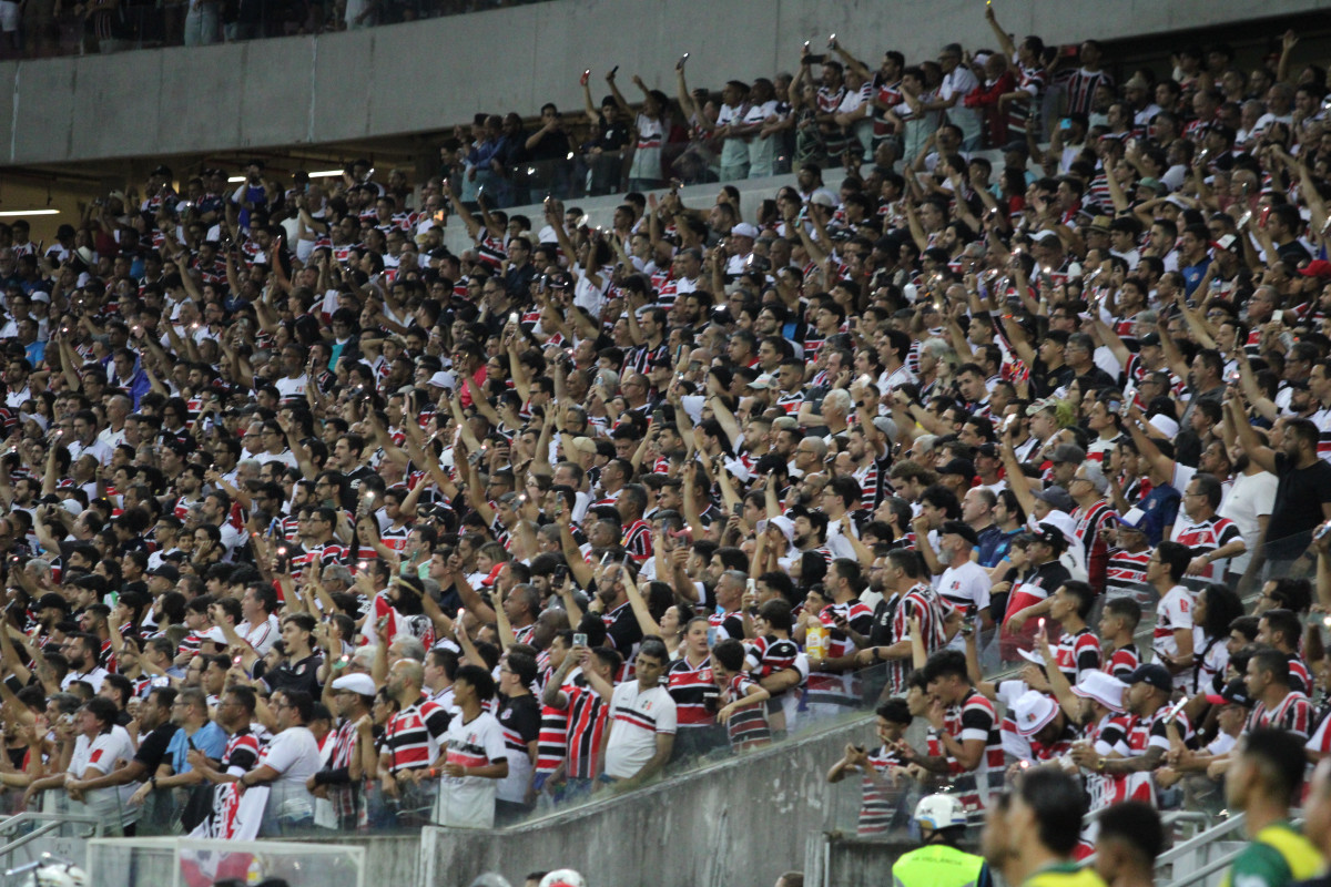 Torcida do Santa Cruz na Arena Pernambuco (Evelyn Victoria/SCFC) Torcida do Santa Cruz na Arena Pernambuco/Evelyn Victoria/SCFC