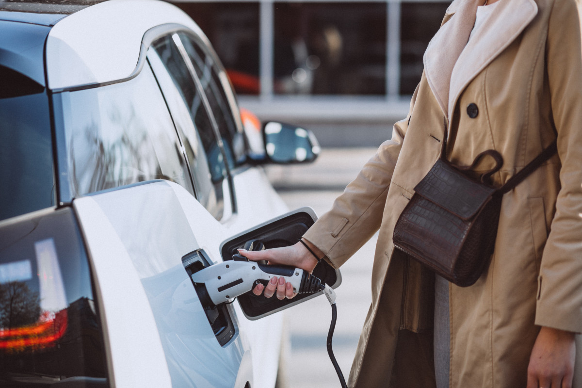 Woman charging electro car at the electric gas station (Foto: Freepik) Woman charging electro car at the electric gas station/Foto: Freepik