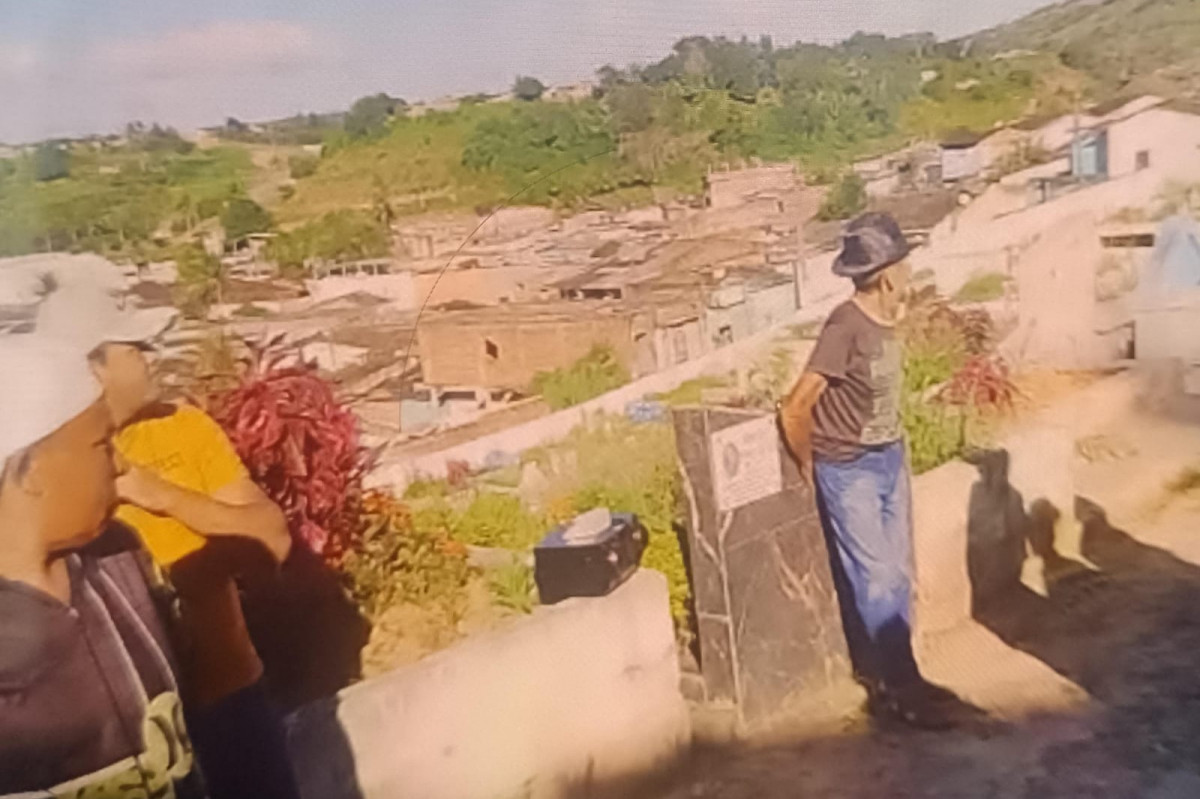 Parentes sepultam idosa em Catende e denunciam falta de coveiros em cemitério (Foto: Reprodução/Instagram)