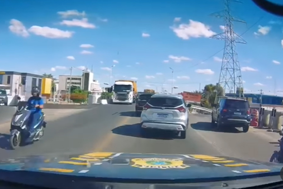 Motorista de carro roubado não obedeceu ordem de parada na divisa de Petrolina e Juazeiro
(REPRODUÇÃO/VÍDEO) Motorista de carro roubado não obedeceu ordem de parada na divisa de Petrolina e Juazeiro
/REPRODUÇÃO/VÍDEO