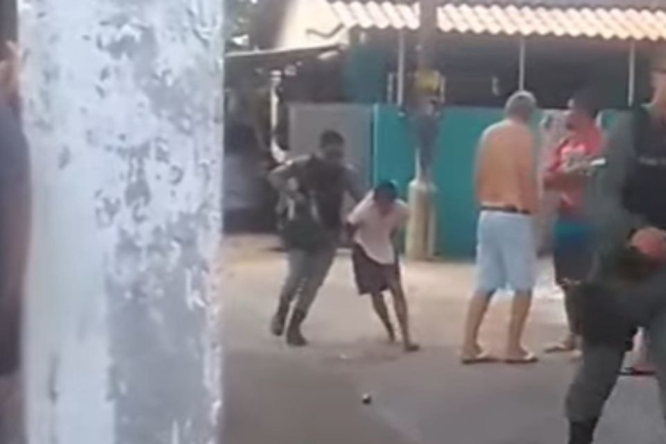 Idosa é feita refém em tentativa de roubo no Grande Recife
(Reprodução/redes sociais) Idosa é feita refém em tentativa de roubo no Grande Recife
/Reprodução/redes sociais