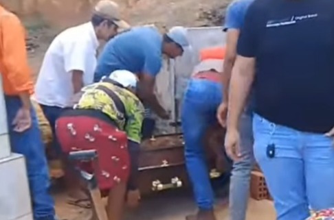 Parentes sepultam idosa em Catende e denunciam falta de coveiros em cemitério (Foto: Reprodução/Instagram) Parentes sepultam idosa em Catende e denunciam falta de coveiros em cemitério/Foto: Reprodução/Instagram
