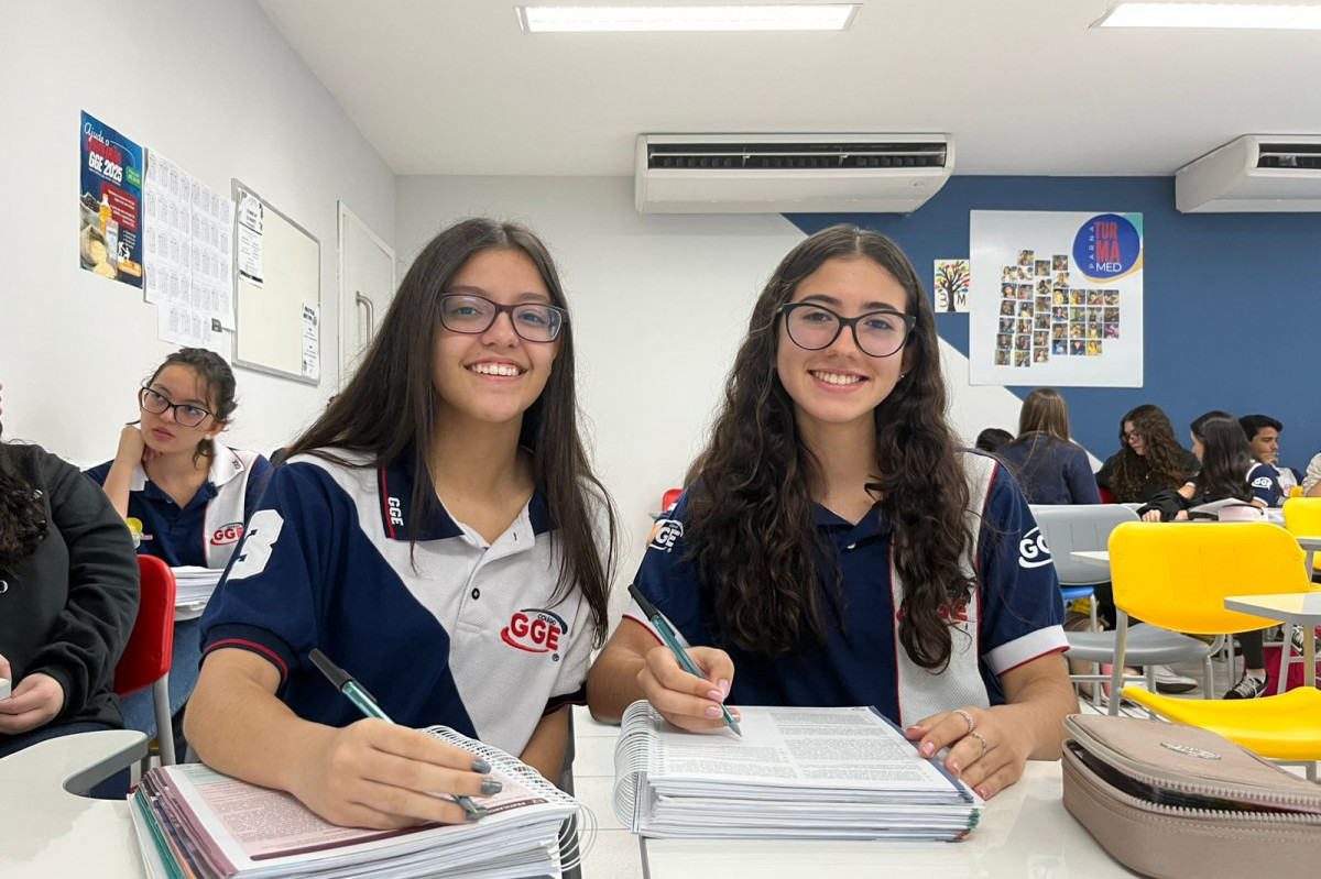 Isadora Tito e Natália Revorêdo são estudantes do 3º ano do ensino médio do Colégio GGE, unidade do Parnamirim (Foto: Bartô Leonel / DP)