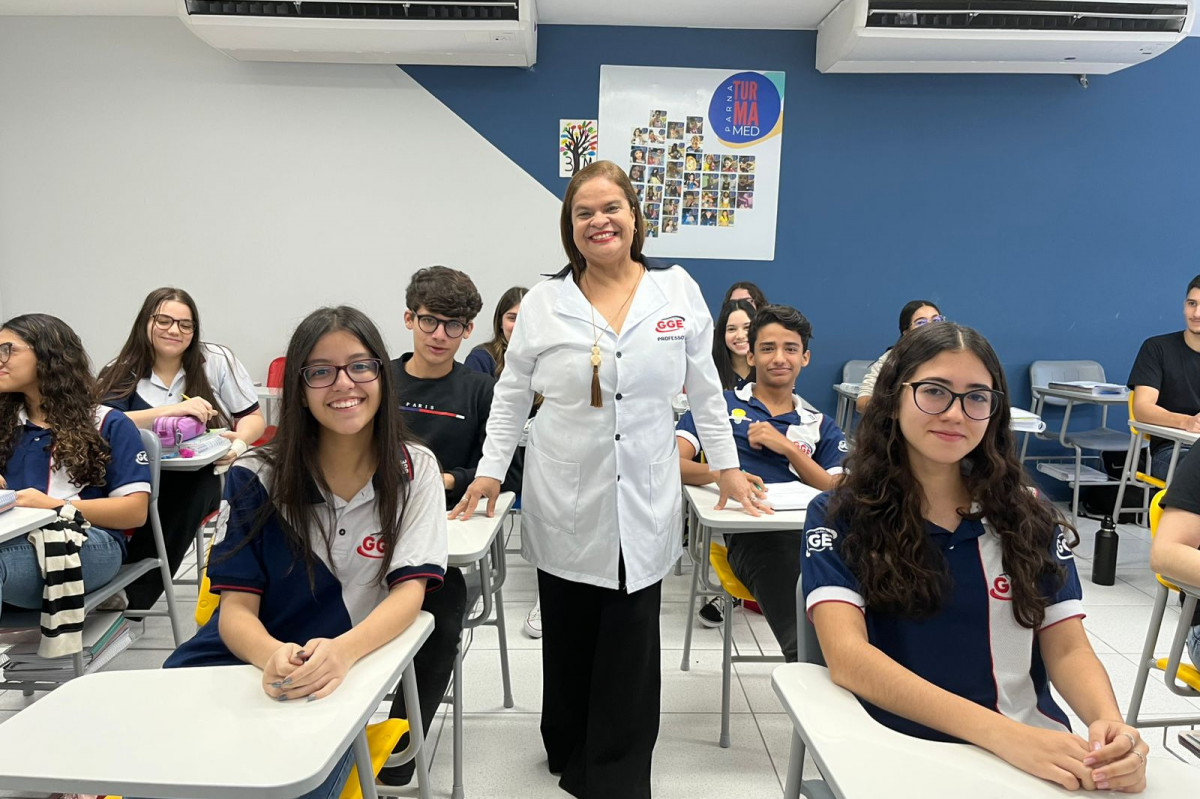 Katilini Oliveira, professora de português da unidade do Parnamirim do Colégio GGE (Foto: Bartô Leonel / DP)