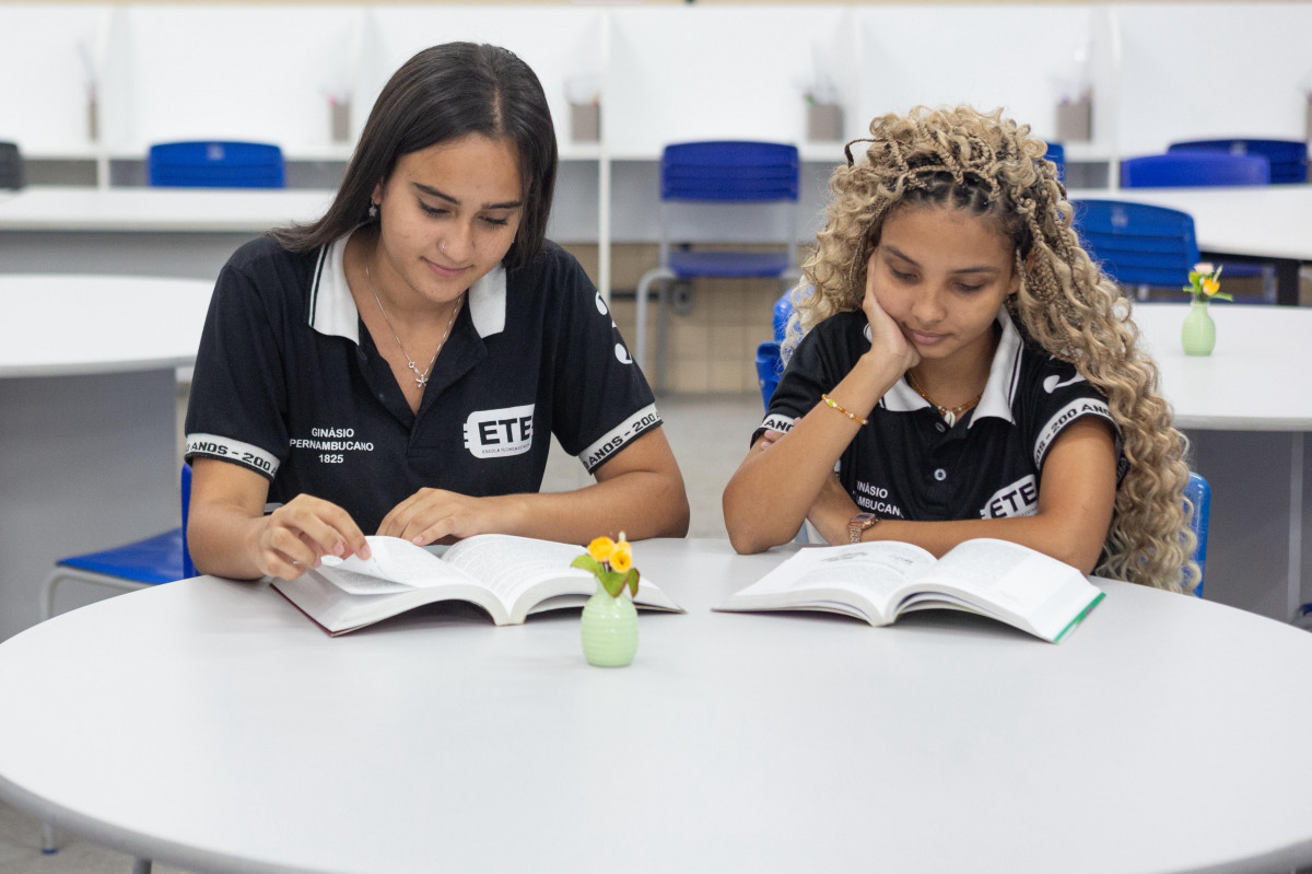 Bianca das Neves e Ana Beatriz, alunas do 3º ano da ETE Ginásio Pernambucano (Foto: Rafael Vieira / DP Foto)