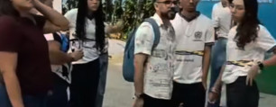 Estudantes foram impedidos de embarcar por não terem passagem  (Foto: Reprodução/Instagram)
