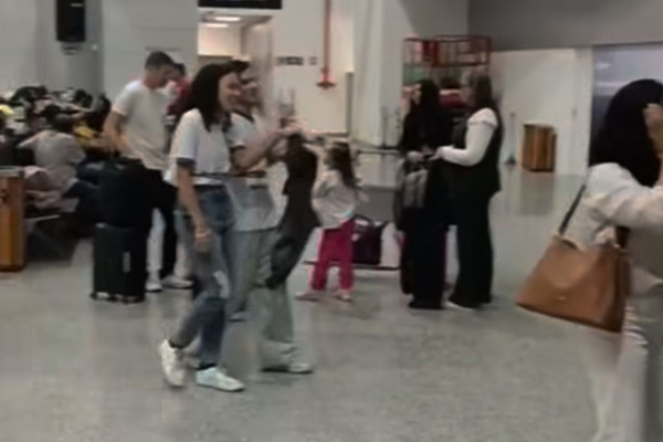 Estudantes foram impedidos de embarcar por não terem passagem  (Foto: Reprodução/Instagram)