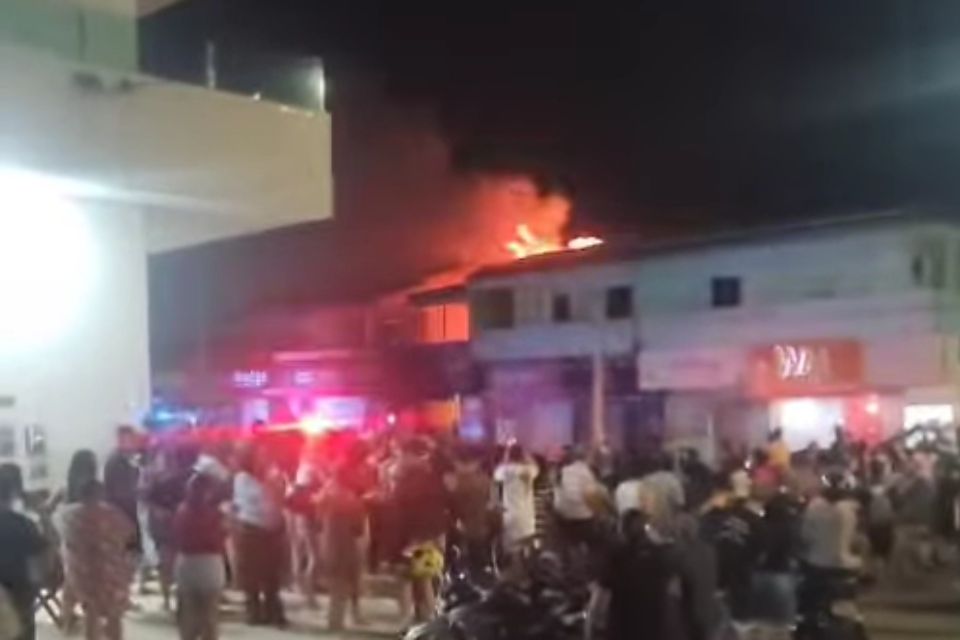 Incêndio atinge prédio comercial em Petrolina
(Reprodução/redes sociais) Incêndio atinge prédio comercial em Petrolina
/Reprodução/redes sociais