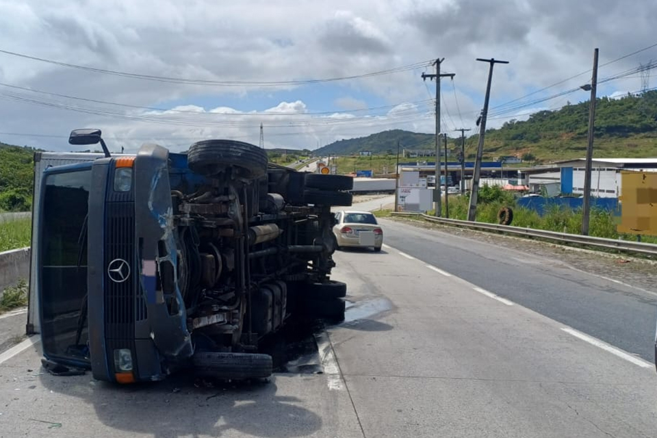 Faixa do km 41 da BR-232 foi liberada por volta das 10h30 (DIVULGAÇÃO/PRF) Faixa do km 41 da BR-232 foi liberada por volta das 10h30/DIVULGAÇÃO/PRF