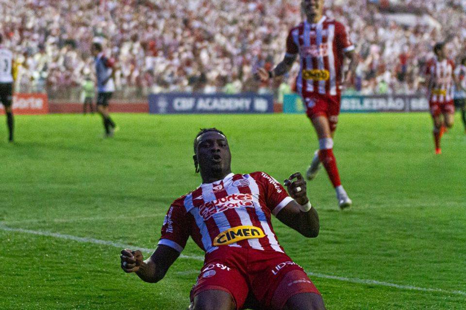 Samuel Otusanya em comemoração de gol pelo Náutico (Gabriel França / CNC) Samuel Otusanya em comemoração de gol pelo Náutico/Gabriel França / CNC