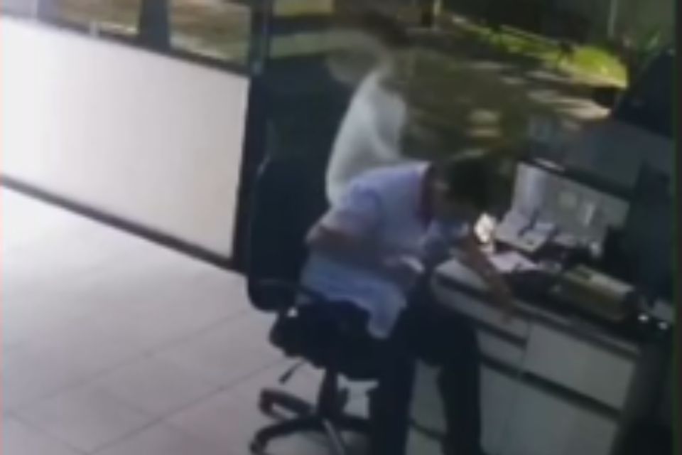 Homem é preso após furtar celular de porteiro em condomínio de Boa Viagem
(Reprodução/redes sociais) Homem é preso após furtar celular de porteiro em condomínio de Boa Viagem
/Reprodução/redes sociais