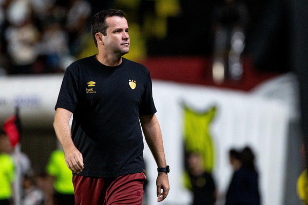 Treinador do Sport tnetou explicar o momento do time. (Rafael Vieira/DP Esportes)