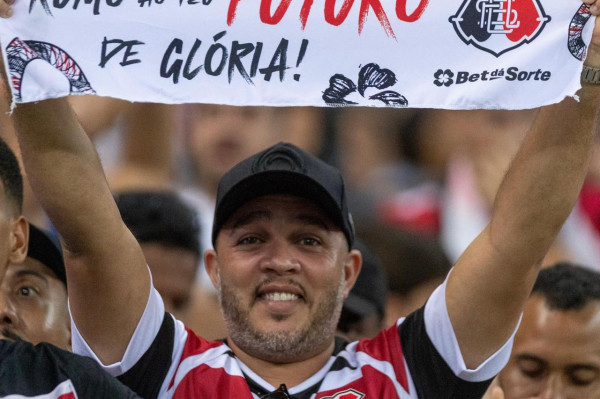Torcida do Santa Cruz dá show nas arquibancadas (Rafael Vieria/DP)