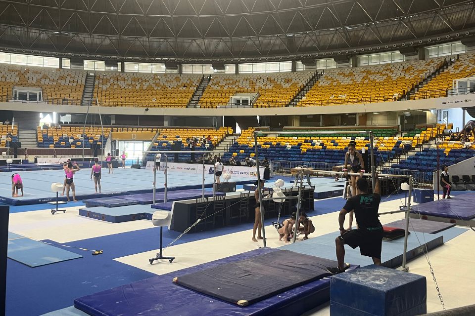 Treino da categoria infantil no Geraldão, no Recife, pelo Campeonato Brasileiro de Ginástica Artística /Gabriel Farias/DP