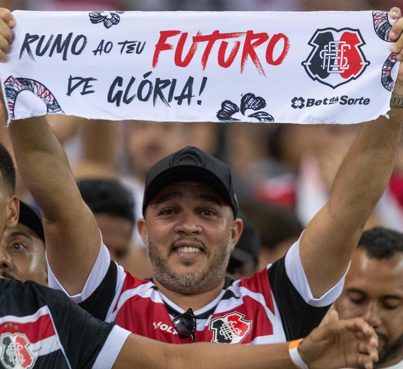Torcida do Santa Cruz dá show nas arquibancadas (Rafael Vieria/DP)