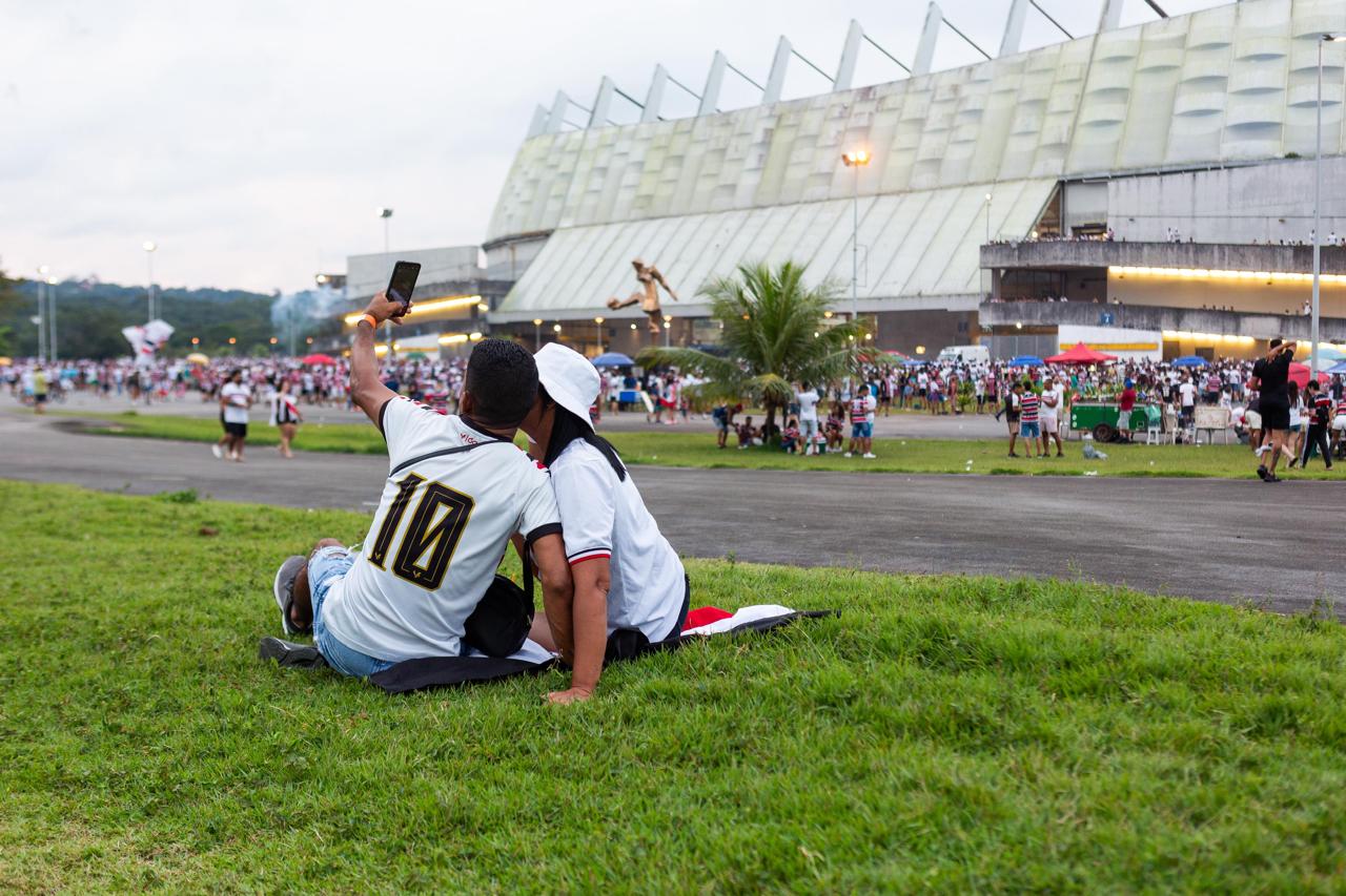 Torcida do Santa Cruz dá show nas arquibancadas (Rafael Vieira/DP)