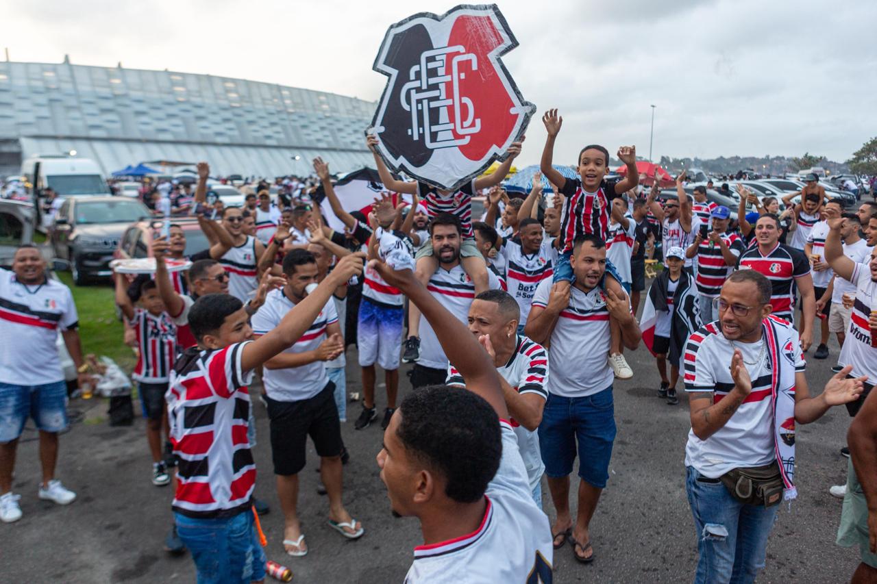 Torcida do Santa Cruz dá show nas arquibancadas (Rafael Vieira/DP)