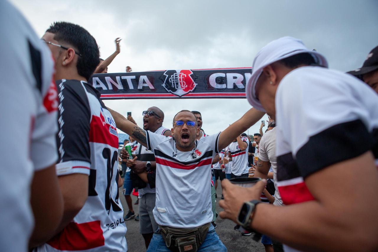 Torcida do Santa Cruz dá show nas arquibancadas (Rafael Vieira/DP)