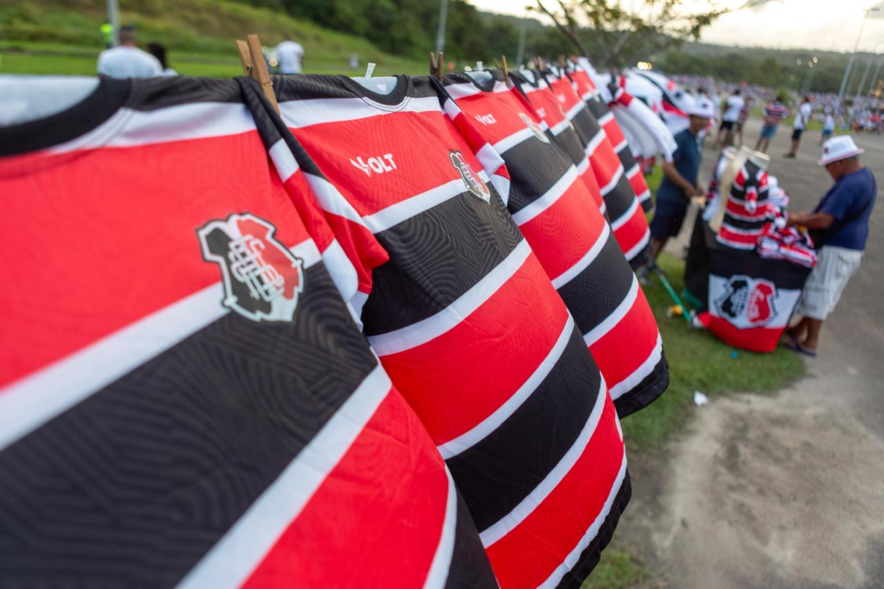Torcida do Santa Cruz dá show nas arquibancadas (Rafael Vieira/DP)