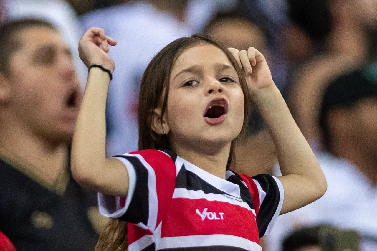 Torcida do Santa Cruz dá show nas arquibancadas (Rafael Vieira/DP)
