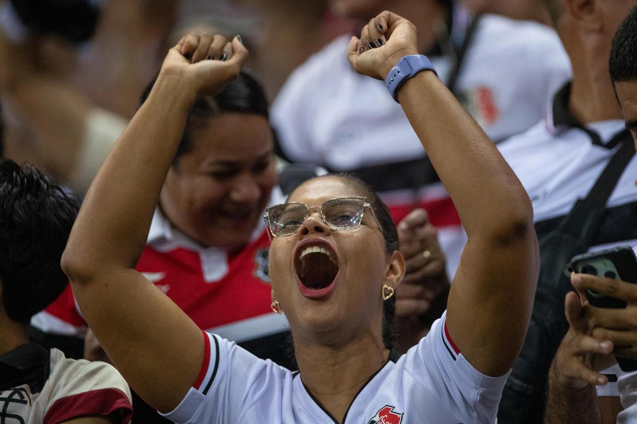 Torcida do Santa Cruz dá show nas arquibancadas (Rafael Vieira/DP)