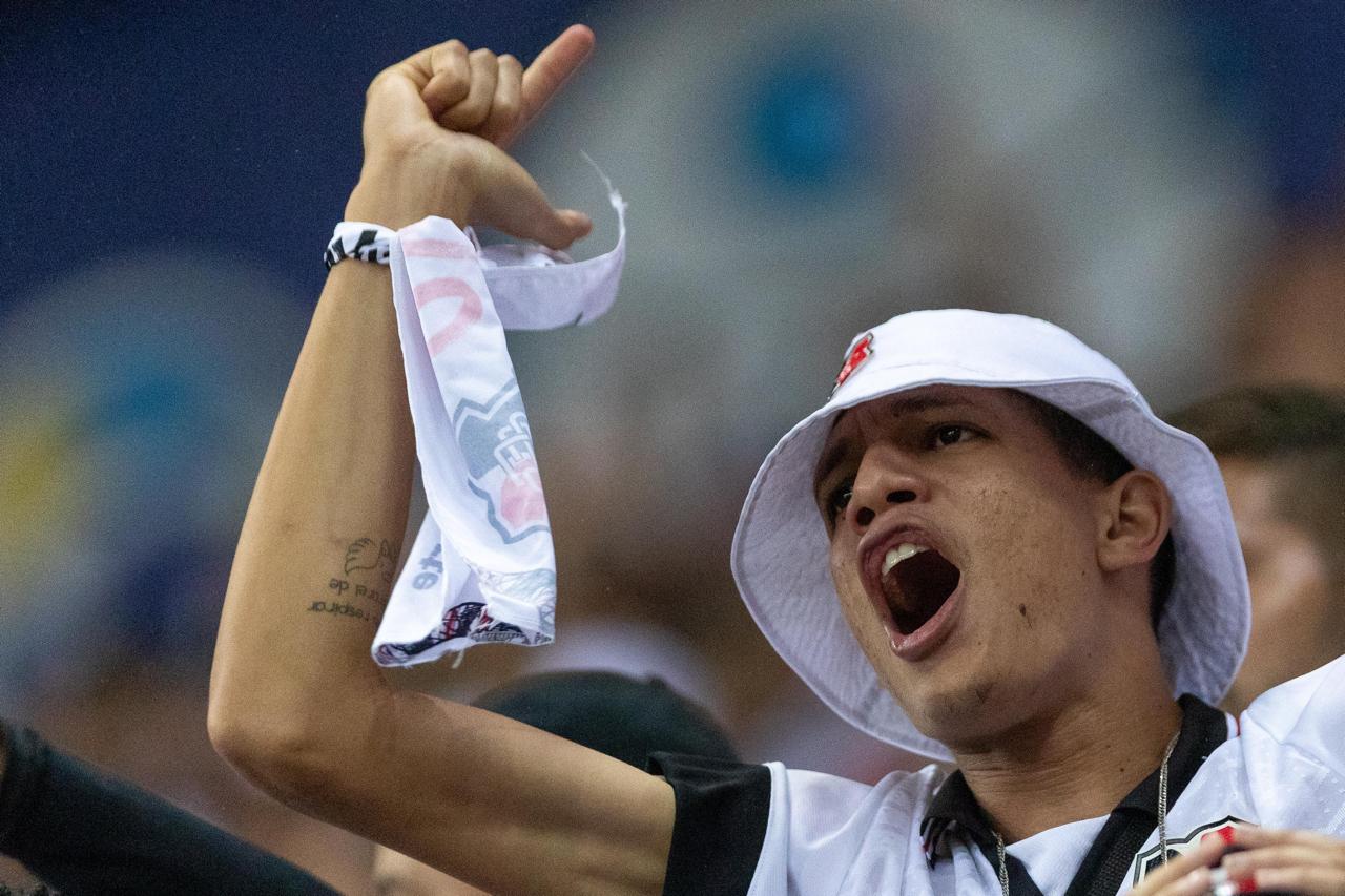 Torcida do Santa Cruz dá show nas arquibancadas (Rafael Vieira/DP)