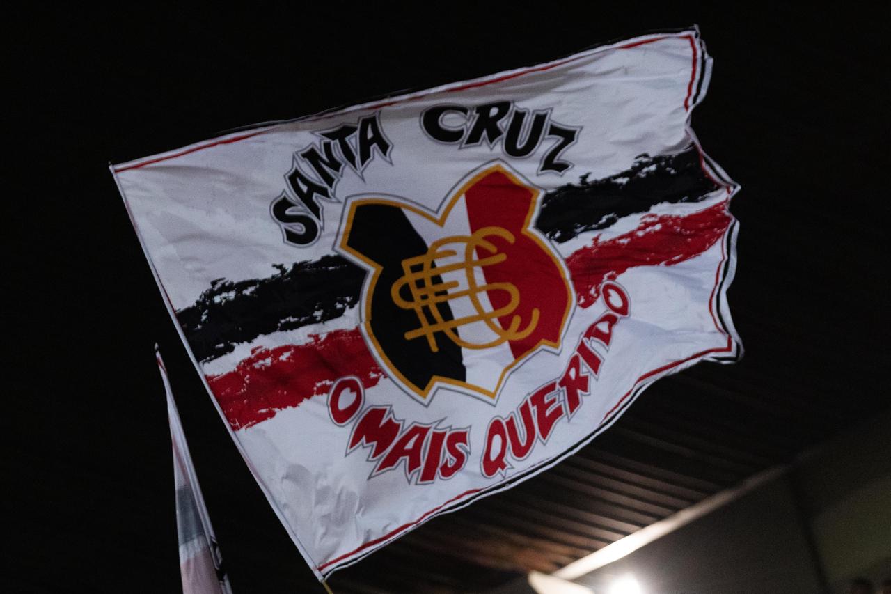 Torcida do Santa Cruz dá show nas arquibancadas (Rafael Vieira/DP)