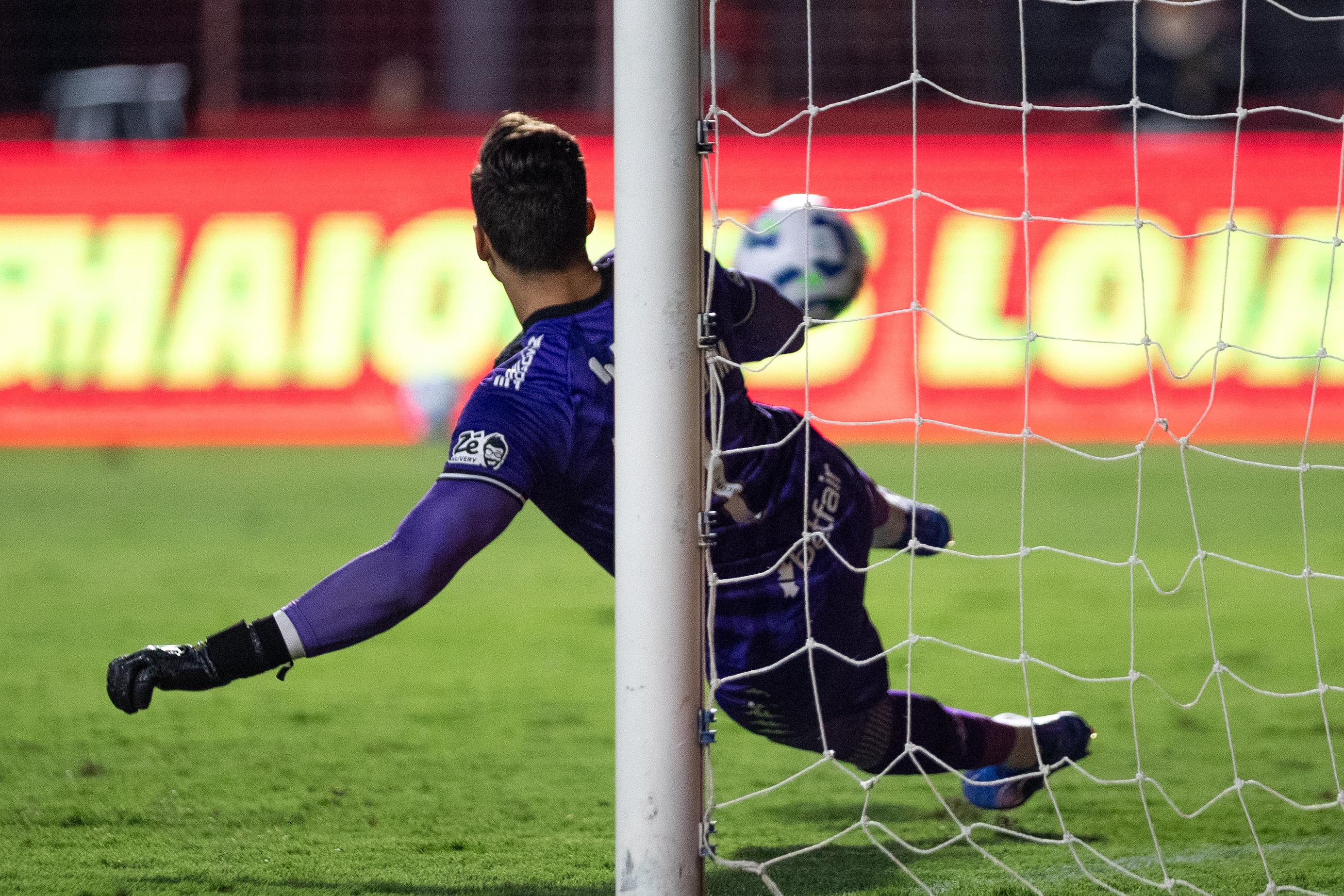 Goleiro Léo Jardim foi deslocado por Lucas Lima no pênalti (Rafael Vieira/DP)