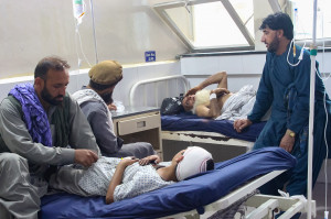 Feridos recebem tratamento em hospital após terremoto no Afeganistão 