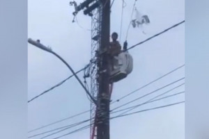 Em vídeos que circulam nas redes sociais é possível ver moradores da localidade colocando colchões em um muro para tentar amortecer uma possível queda da criança. 