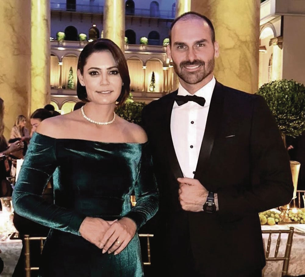 Deputado federal Eduardo Bolsonaro (PL-SP) e a ex-primeira-dama Michelle Bolsonaro
(Reprodução/Redes sociais )
Deputado federal Eduardo Bolsonaro (PL-SP) e a ex-primeira-dama Michelle Bolsonaro
/Reprodução/Redes sociais