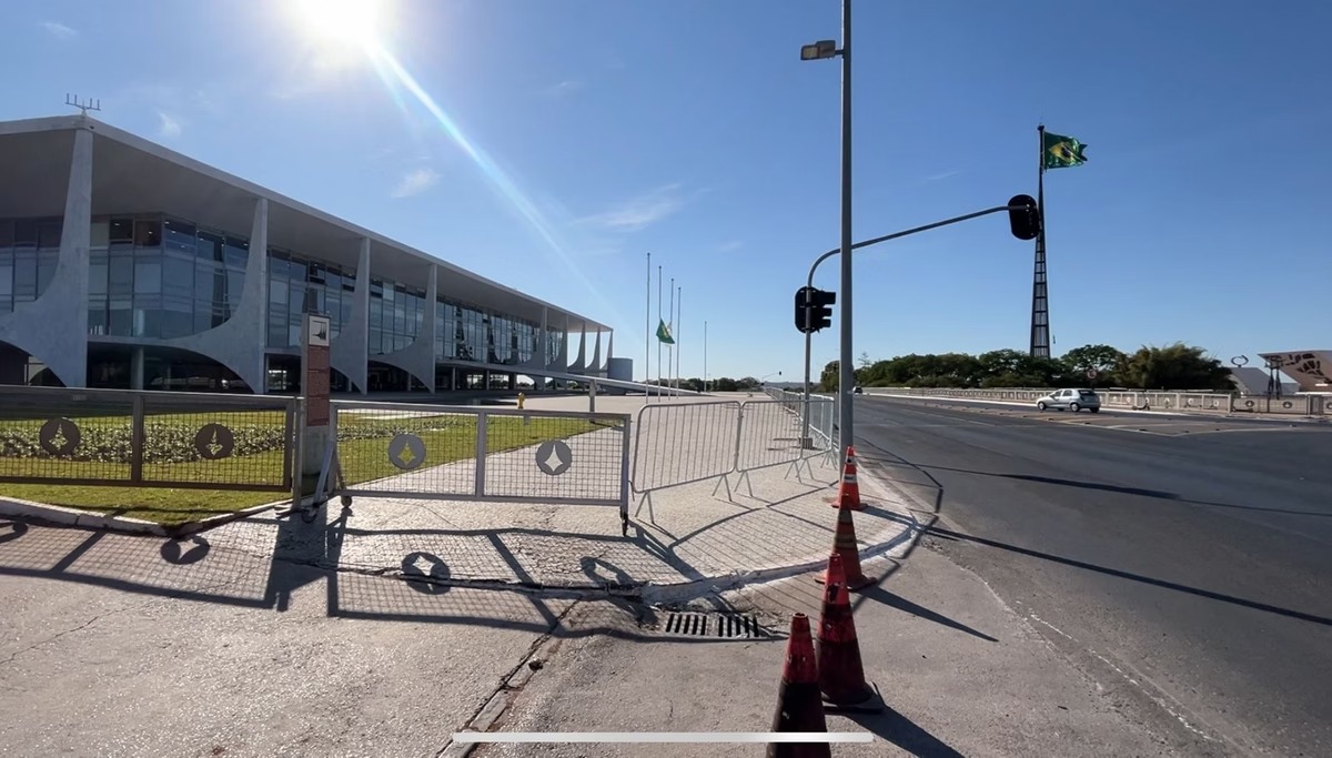 Palácio do Planalto cercado antes do julgamento de Jair Bolsonaro nesta terça-feira (2) (Foto: Daniela Santos/Metrópoles) Palácio do Planalto cercado antes do julgamento de Jair Bolsonaro nesta terça-feira (2)/Foto: Daniela Santos/Metrópoles