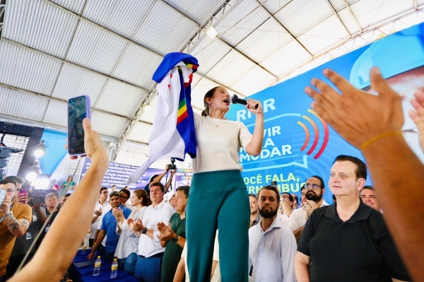 Raquel Lyra faz anúncios para a Região Metropolitana durante o Ouvir para Mudar (Foto: Melissa Fernandes/DP Foto)