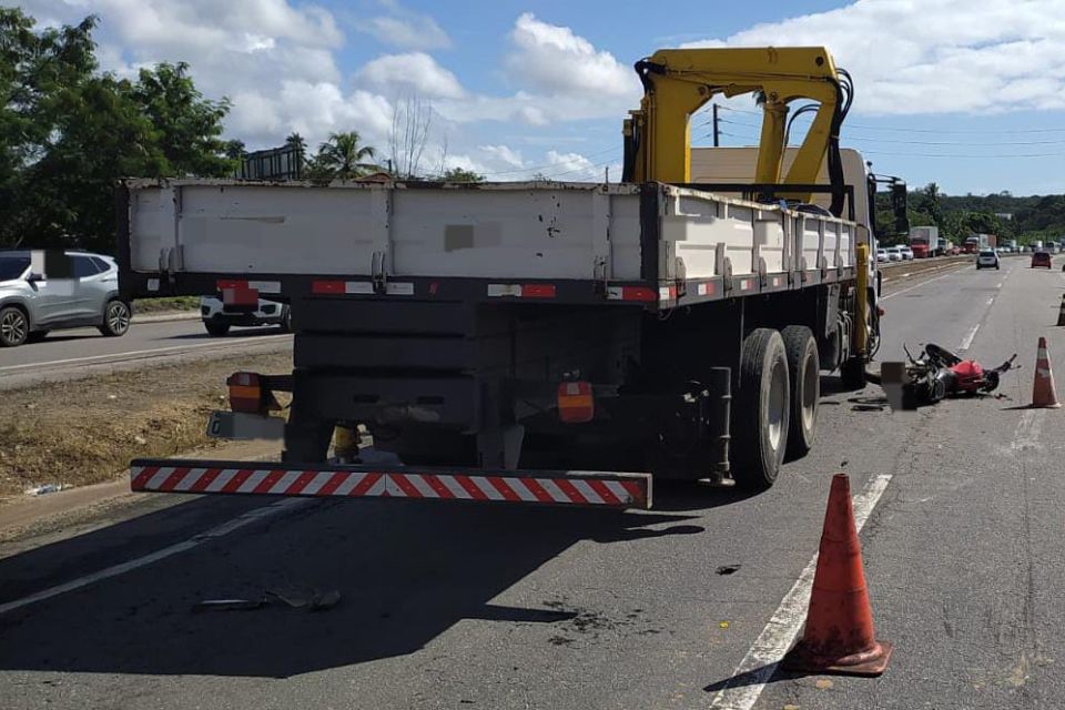 Jovem de 26 anos não resistiu aos ferimentos e faleceu no local do sinistro, próximo ao bairro de Comportas, em Jaboatão dos Guararapes, no Grande Recife (Foto: Divulgação/PRF) Jovem de 26 anos não resistiu aos ferimentos e faleceu no local do sinistro, próximo ao bairro de Comportas, em Jaboatão dos Guararapes, no Grande Recife/Foto: Divulgação/PRF