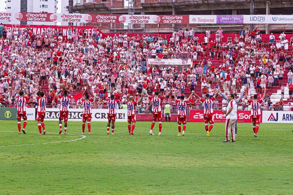 Jogadores do Náutico cumprimentam a torcida nos Aflitos (Gabriel França / CNC) Jogadores do Náutico cumprimentam a torcida nos Aflitos/Gabriel França / CNC