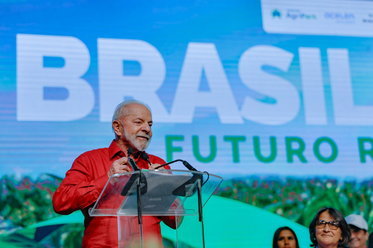 Presidente da República, Luiz Inácio Lula da Silva, durante visita às instalações e cerimônia de inauguração do Centro de Tecnologia e Inovação Agroindustrial e de lançamento do programa Valoriza – Acelen Renováveis. Fazenda Boqueirão, BR-135, km 334, Zona Rural, Montes Claros – MG
Fotos: Ricardo Stuckert / PR (Ricardo Stuckert / PR) Presidente da República, Luiz Inácio Lula da Silva, durante visita às instalações e cerimônia de inauguração do Centro de Tecnologia e Inovação Agroindustrial e de lançamento do programa Valoriza – Acelen Renováveis. Fazenda Boqueirão, BR-135, km 334, Zona Rural, Montes Claros – MG
Fotos: Ricardo Stuckert / PR/Ricardo Stuckert / PR