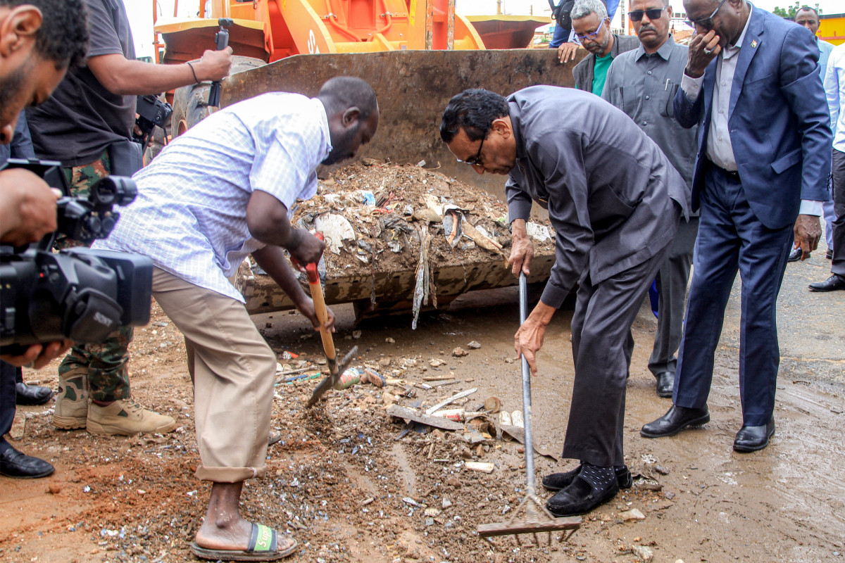 Sudan's Prime Minister Kamil Idris (C-R) attends a road cleanup campaign with other officials in Khartoum on August 27, 2025. (Photo by Ebrahim Hamid / AFP) ( Ebrahim Hamid / AFP) Sudan's Prime Minister Kamil Idris (C-R) attends a road cleanup campaign with other officials in Khartoum on August 27, 2025. (Photo by Ebrahim Hamid / AFP)/ Ebrahim Hamid / AFP