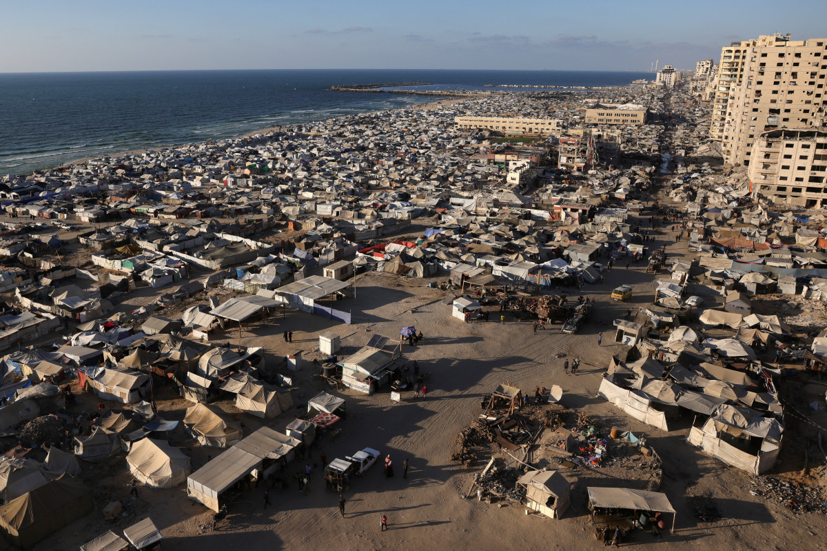 Esta imagem mostra tendas abrigando palestinos deslocados na Cidade de Gaza em 1º de setembro de 2025. Quase dois anos após o início da campanha israelense em Gaza após o ataque dos militantes do Hamas em 7 de outubro de 2023, grandes áreas do território palestino foram reduzidas a escombros e a vasta maioria de sua população foi deslocada pelo menos uma vez. (Foto de BASHAR TALEB / AFP) ( AFP) Esta imagem mostra tendas abrigando palestinos deslocados na Cidade de Gaza em 1º de setembro de 2025. Quase dois anos após o início da campanha israelense em Gaza após o ataque dos militantes do Hamas em 7 de outubro de 2023, grandes áreas do território palestino foram reduzidas a escombros e a vasta maioria de sua população foi deslocada pelo menos uma vez. (Foto de BASHAR TALEB / AFP)/ AFP